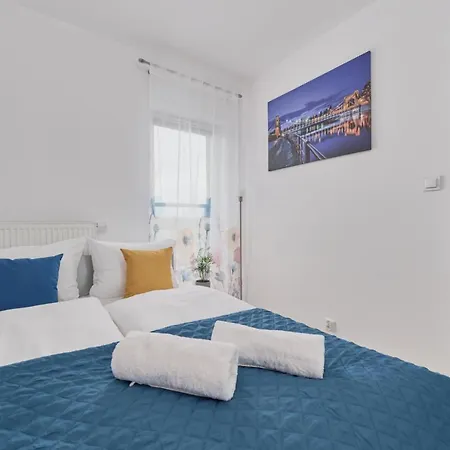 Jesionowa With Free Garage By Renters Appartement *
